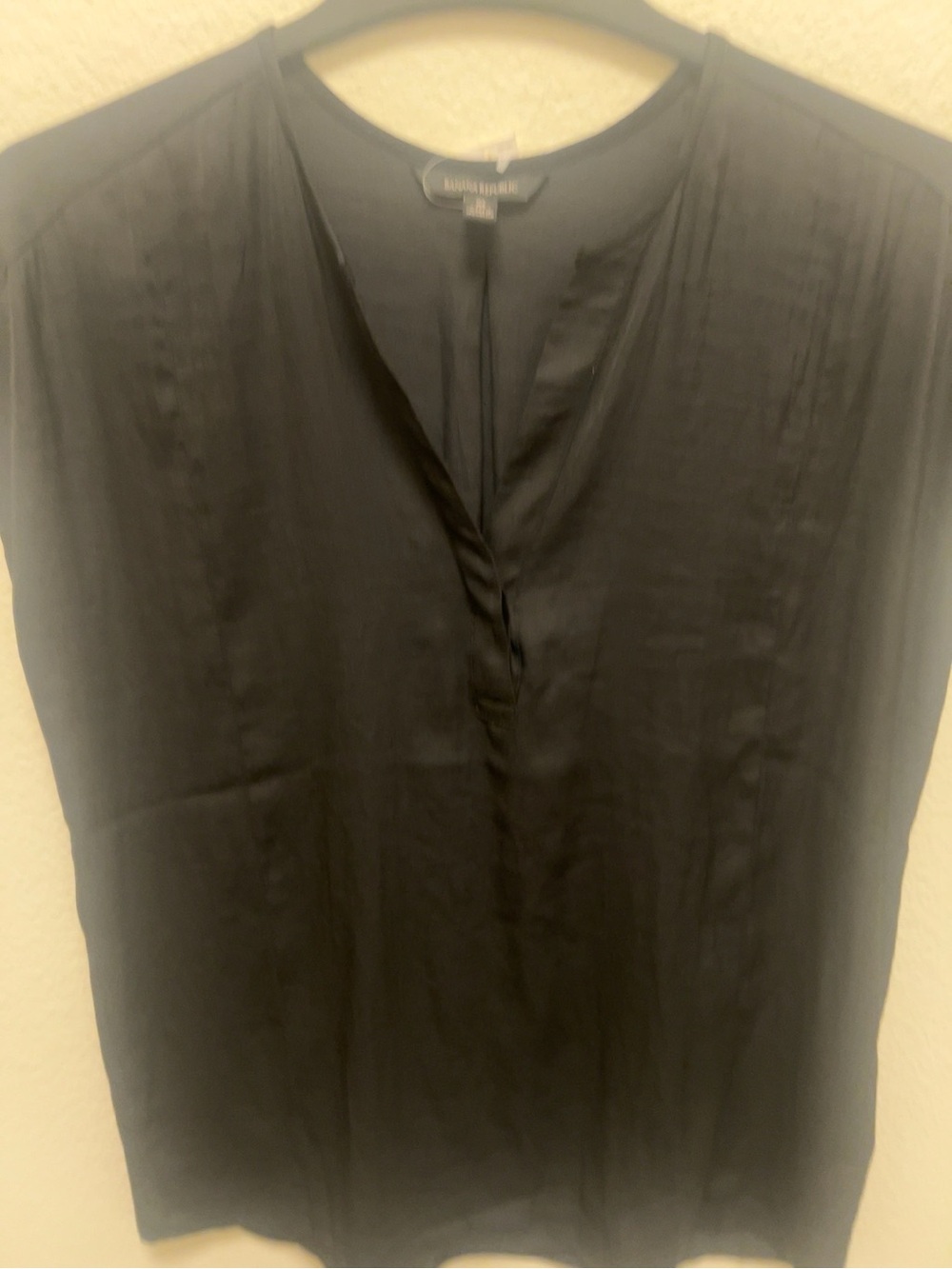 Banana Republic Blouse Sz M Tall Black Split Neck Top Cap Sleeve workwear summer - Picture 8 of 8